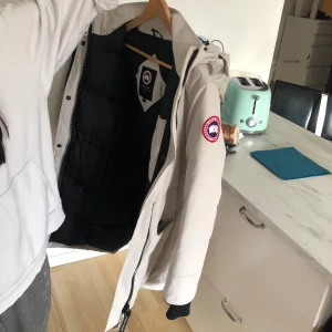 Canada goose jacka  - En fet canda goose jacka. Size s men den är längre i längden. Ny pris 10000kr, perfekt till den kalla vintern som kommer. Skick 8/10