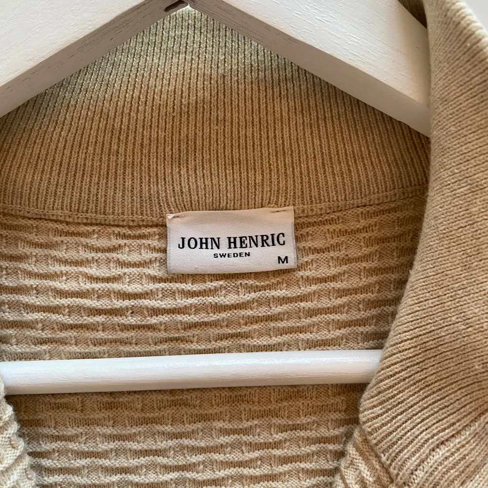 Hej! Säljer nu min John Henric full zip, köpte den på NK i Göteborg i våras och har inte används fler än 3 gånger efter det pga det blev sommarvärme när jag köpte denna så har den bara legat hemma i en byrå låda. Bara att kontakta mig vid frågor!. Neuletakit & Villapaidat.