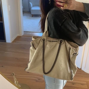 INTRESSEKOLL på min vintage Stella mcCartney väska!!❣️ - INTRESSEKOLL på min mammas gamla stella McCartney väska, perfekt till alla tillfällen och har så mycket plats, inga defekter alls och ser ut som ny, champange färgad med det finaste skimret!!❣️❣️