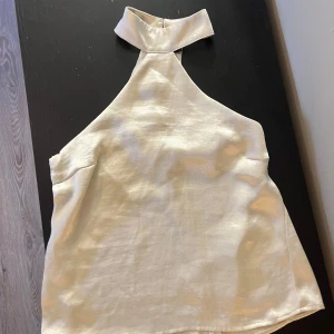 Fest top - Festlig top i färgen beige/vit storlek M, men skulle säga att den sitter som S. Ger 2000s talet storbritannien vibbar.