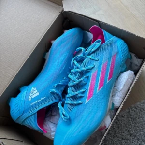 Adidas Speedflow - Nya fotbollsskor som endast blivit testade att springa i några minuter. Funkade inte för min fot. Storlek 40 1/3 pris kan diskuteras nypris 2500kr skick 9/10