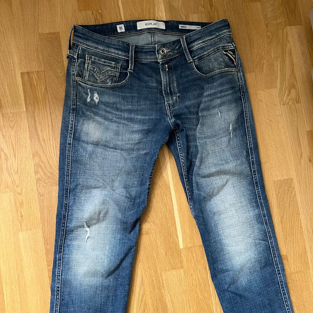 Säljer dessa feta replay jeans  Kvitto och box finns från nk Skick 9/10. Jeans & Byxor.