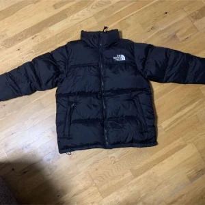  north face pufferjacka  -  svart pufferjacka från The North Face i storlek L men sitter som M . Jackan är perfekt för vintern med och har inga defekter 🙌 Skicket är såklart 10/10💯 Tveka inte för fler frågor 😁(pris e inte hugget i Sten) 