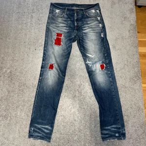 Adrian Hammond jeans - Väldigt unika och sällsynta Adrian Hammonf jeans, sitter som storlek 30/34 ish funkar för 30/32 ocjsp vilket jag har. Ganska bra skick saknar kedjan!