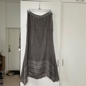 Kjol höst - Kjol köpt secondhand från märket Fira. Hursomhelst är den väldigt lång och passar personer som är längre än 170 cm