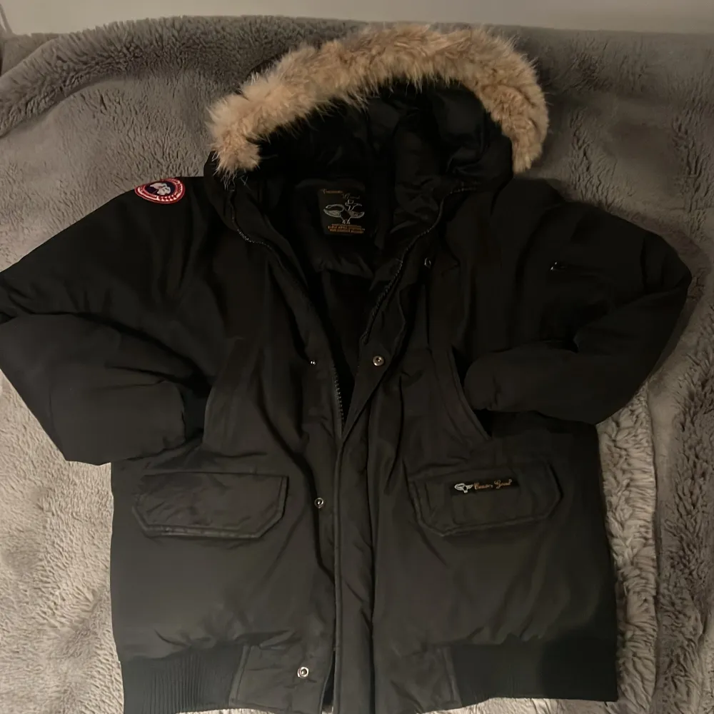 Säljer nu min äkta Canada goose jacka som inte kommer till användning längre Jacka är en äldre model men är i mycket fint skick S/M Är varm och skön Hör av er vid frågor🙌. Jackor.