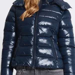 Lager 157 trendig jacka - Säljer helt ny oanvänd mörkblå dunjacka från lager 157, slutsåld i alla storlekar💞 Med prislappar kvar💞