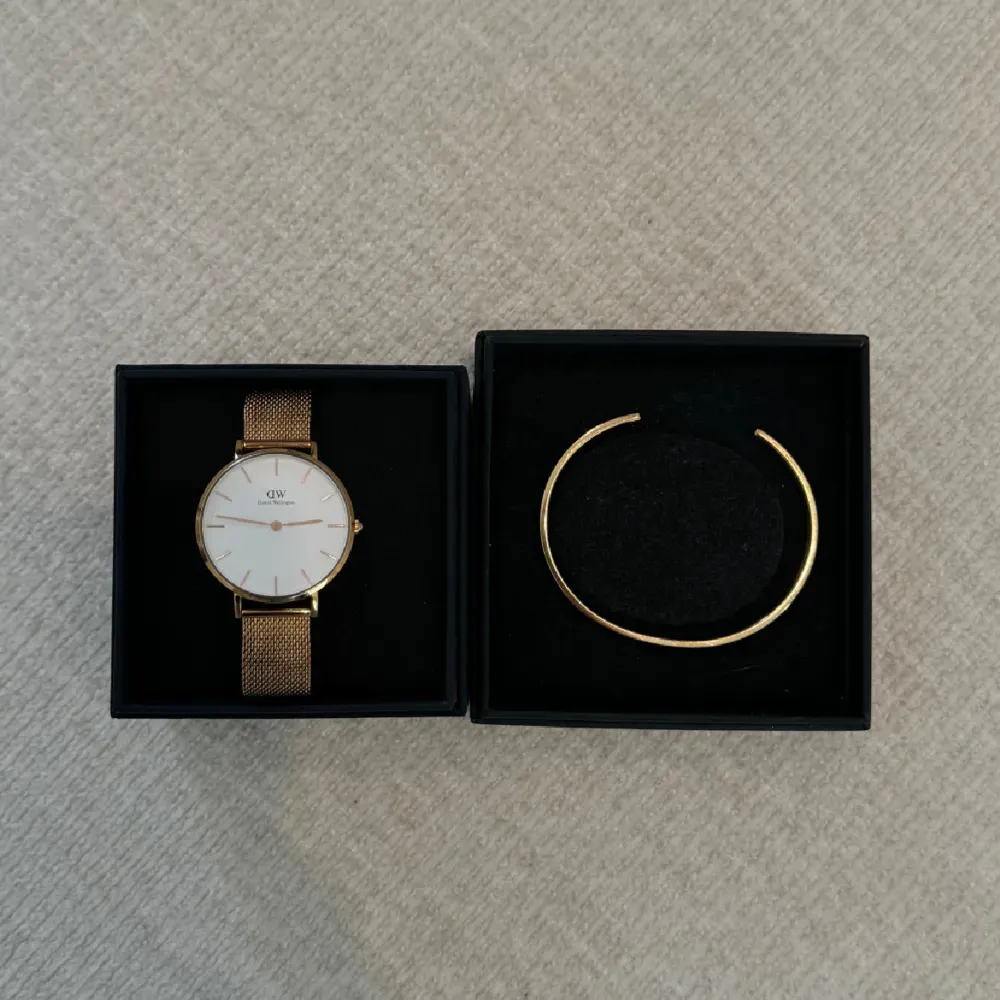 Säljer en stilren klocka från Daniel Wellington med guldigt mesharmband. Medföljer ett matchande guldarmband för en komplett look. Klockan är i nyskick och kommer i originalförpackning. Nypris för armbandet: 699kr, nypris för klockan: 1399kr. Säljer båda för 899kr.. Accessoarer.