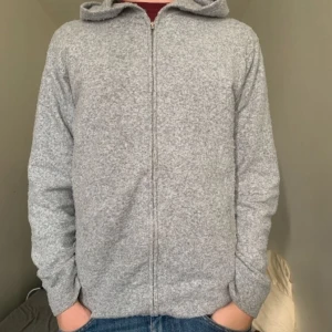 Ryvls merinull hoodie - Rikdigt fin merinulls hoodie för ändast 299kr! Det är storlek 158-164 men jag är 170 och väger 60kg och den sitter perfekt😁. Dm för frågor