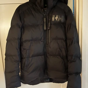 Vinterjacka Helly Hansen - Använd cirka 4 gånger (Ny skick)  Strl S  Ny pris 2200 