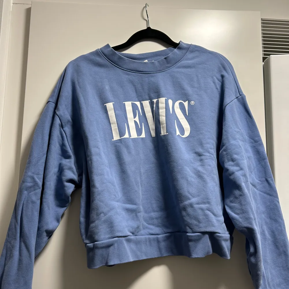 Sweatshirt från Levi’s i en jättefin blå färg! Använd men i bra skick!. Tröjor & Koftor.