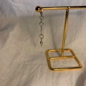 Örhängen  - Så snygga örhängen finns i guld också Köp för 139kr/st Eller par för 229kr Modell 093