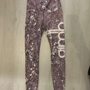 Aimn - Tights från Aimn som knappt är använda! Jättefina på! 