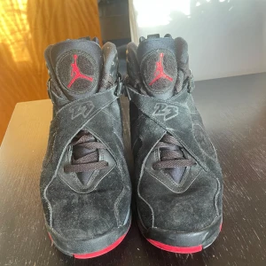 Jordan 8 old school - Använda men bra skick, ett par gamla godingar. Pris kan diskuteras vid snabb affär. Hämtas, postar och kan mötas upp.