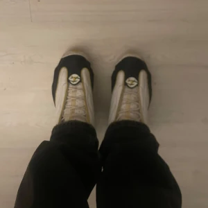 Nike sneakers i vitt och svart - Säljer ett par coola Nike Jordan sneakers i vitt och svart med gula detaljer. Skorna har en unik design med snörning och en bekväm passform. Perfekta för både vardag och träning! Storlek 44.5 EU använda ca 20 gngr, köpta för 1970kr.