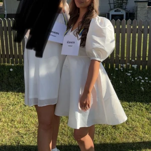 Studentklänning - Jätte fin studentklänning! Använd i 2 timmar och är även kemtvättad! 
