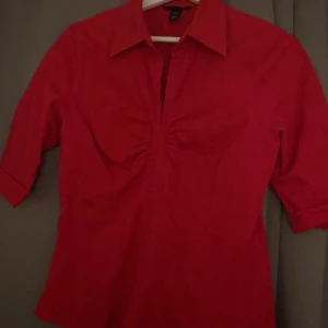 Blus - En röd blus, perfekt till jul eller vardags, använd 1 gång, knappar som man knäpper hela vägen upp och den formar sig efter midjan ❣️