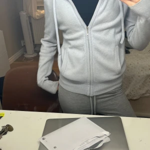 Soft goat zip hoodie - Ljusblå soft goat zip hoodie i Kashmir. Säljer då den inte kommit till användning på ett tag, köptes för ca 2 år sen för 2650kr. Utmärkt skick!💕