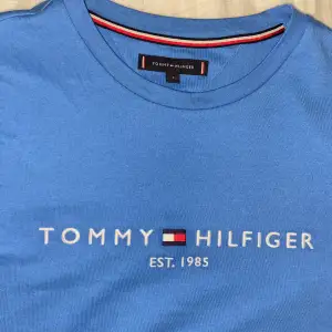 Oanvänd ny Tommy Hilfiger T-shirt i storlek S