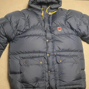 Fjällräven down jacket  - EXPEDITION DOWN LITE JACKET M NAVY (köpt för 6999kr) Storlek: M - passar nog upp till XL (Stor) Skador: inga alls, kom nyss ifrån kemtvätt så är som ny Skick: 10/10