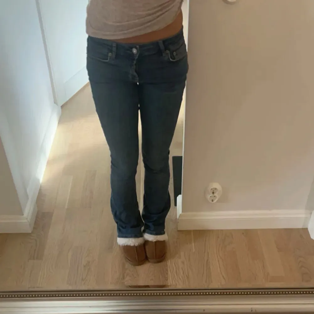 Lågmidjade Bootcut jeans från zara. Inga defekter eller så. Säljer åt min syster❤️. Jeans & Byxor.