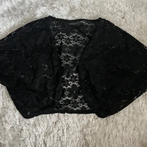 Spets blero - Supersnygg spets bolero som är perfekt vid festligare tillfällen. Skulle gissa att den är i storlek M/L💞💞💞