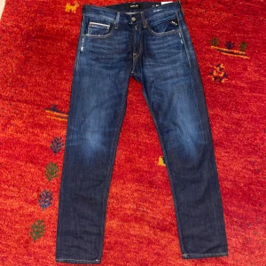Replay jeans ”ronas”  - Replay jeans i modellen ”Ronas”. Bra skick, inga hål eller fläckar förutom slitage detaljerna. Måtten en följande: midja, ca42cm. Längd, ca 105cm. Benöppning, 17/18cm. Vad, ca 19>cm. Mer bilder m.m går att lösa. Pris förhandlingsbart. 