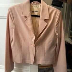 Kavaj från Djerf Avenue - Helt oanvänd kavaj från Djerf Avenue i storlek M