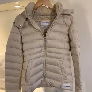 Calvin Klein Jacka Dunjacka Puffjacka Vinterjacka - Helt OANVÄND och ny! Pälsen på luvan är avtagbar!  Nypris på denna jackan är ca 1600kr - så jag säljer för otroligt bra pris. Perfekt nu till vintern❄️😊