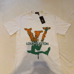 LV t-shirt  - Helt ny oanvänd Louis Vuitton t-shirt av högsta möjliga kvalitet i storlek S men funkar även för M. 