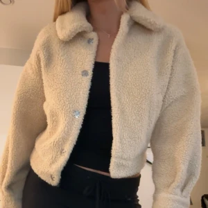 Teddy jacka från Other stories  - Croppad beige Teddy jacka från other stories. Stl 36😍 köpt för 1800 kr. 