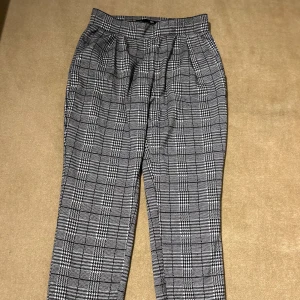 Svart & vita byxor - Lager 175 - Byxorna är i ett svart & vita mönster från lager 175!  Byxorna är i storlek XS men två fick fickor bak och fram🤍