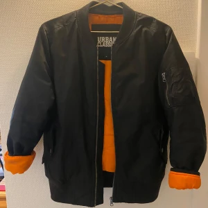 Svart bomberjacka  - Supercool svart bomberjacka med oranget foder. Köpt secondhand men aldrig använd av mig! Lite liten i storleken💕