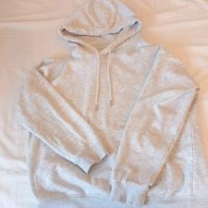 Säljer en supermysig grå hoodie från H&M i storlek S. Den är använd varsamt, och inga hål eller fläckar. Den har en klassisk design med en huvan och en stor ficka fram. perfekt för höst och vinter.💗 skriv privat för fler bilder och pris kan alltid diskuteras!💗