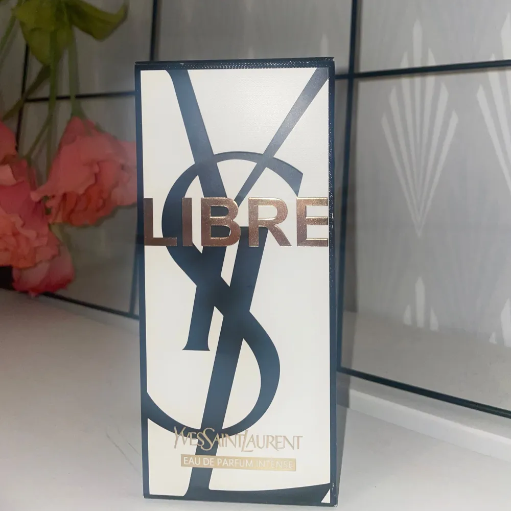 Den populära YSL Libre Intense EDP, 90ml. Nästan helt oanvänd. Kontakta innan köp. Säljer 800kr billigare än i butik . Skönhet.