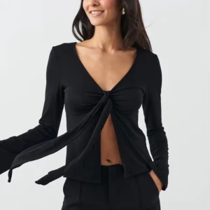 Gina tricot top - Säljer min jättefina top från Gina tricot då jag inte känner att den passar mig. Aldrig använd 💓
