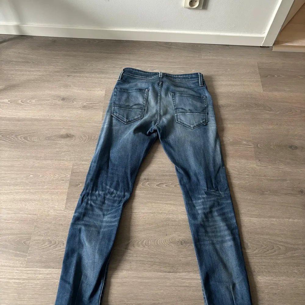 Vi säljer ett par Jack&Jones jeans i storlek 30/34 sitter väldigt litet i storleken Modellen är slim glenn  Vid intresse eller fler frågor kontakta oss . Jeans & Byxor.