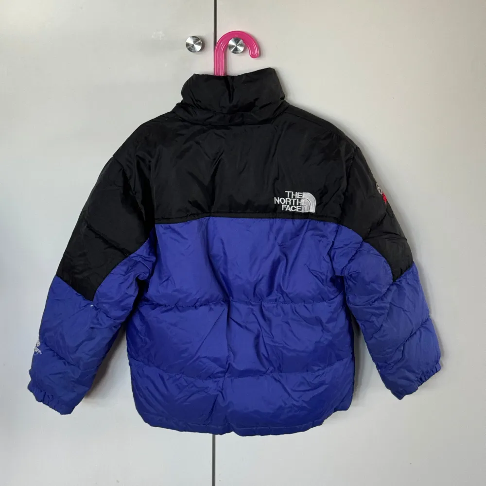 Vinterjacka från the north face. Blå/lila med svarta detaljer. Passar barn ca 7-8 år. Väldigt bra och värmande vinterjacka för lek i snön fast med stil. Har justeringar vid handlederna för att kunna reglera värmen. Unisex och passar alla. Skriv gärna. Jackor.