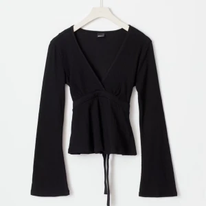 Tie top Gina Tricot - Aldrig använd ändast provad, säljs pågrund av för stor för mig💕 Den är i färgen svart men jag hittade ingen mer bild därav en mörkblå tröja på andra bilden💕storlek S