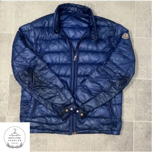 Moncler acorus - Tja! Säljer nu en Moncler acorus jacka | storleken är 2 motsvarar cirka S - M, passar personer mellan 175 - 185 skulle jag säga | Finns tecken på användning på jackan🙌 ny pris 11 000 | priset är diskuterbart | hör av dig vid funderingar mvh👋