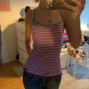 Randigt linne - Snyggt och skönt linne med lila ränder! Skriv privat vid frågor eller fler bilder🤗