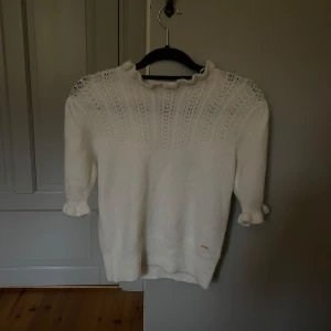 Stickad t-shirt  - Helt ny aldrig använd! Så fin och mysig tröja med volanger 💕