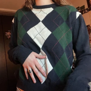 rutig brandy melville tröja! - höstig argyle tröja från Brandy Melville! köpt för några år sen och är osäker om den finns kvar på hemsidan. Jättefin dock använder jag aldrig den därmed säljer 🪩🫧🙌