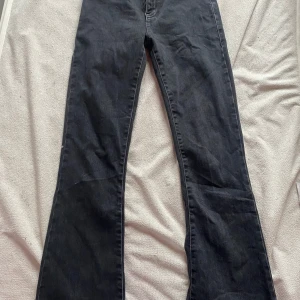 Svarta flare jeans mid rise  - 8/10 skick jätte lite slitna vid byxorna men annars är dom som nya 🤍