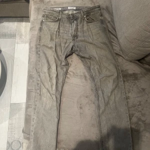 Jack and Jones byxor  - Säljer mina byxor då de inte passar längre, använda kanske 30 gånger Max men är i kvaliten som nya. Extremt sköna och passar till nästan alla kläder. Kan även diskutera pris. Köparen står för frakten. 