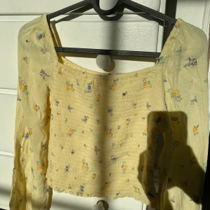 Gul topp - Blommig, gul topp från Kappahl. 💗☀️