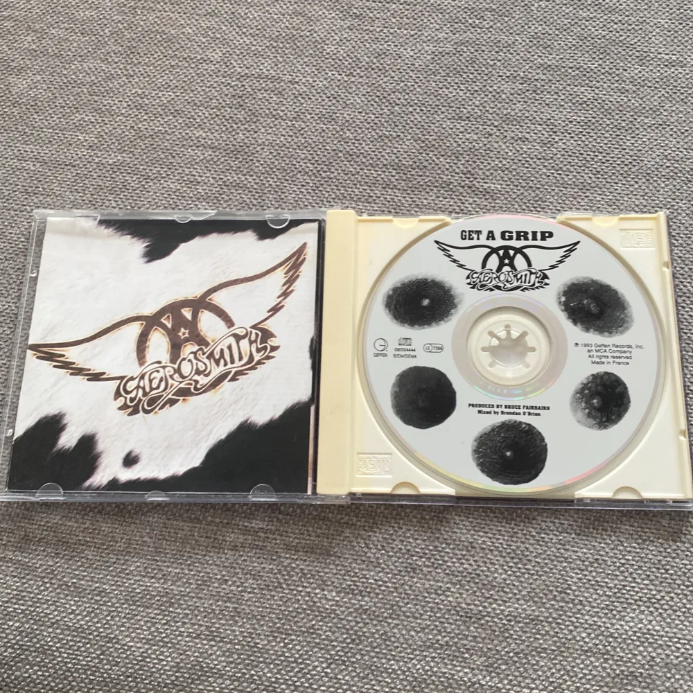 Aerosmith cd med lite sönder fodral går att enkelt byta. Böcker.