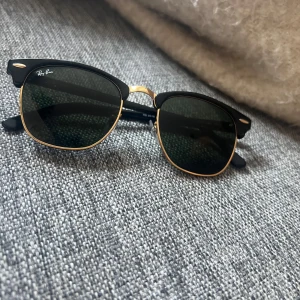 Rayban solglasögon - Fodral ingår, nypris 1800kr 