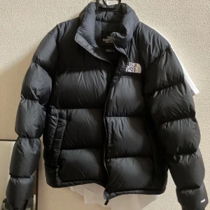  Nuptuse 1996 north face - vinter jacka  - Säljer min nuptse 1996 north face jacka, den är i väldigt gott skick, som ny. Priset kan diskuteras vid snabb affär.  