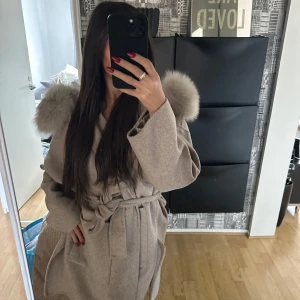 Kappa med päls  - Säljer min fina kappa med päls!